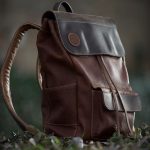 Mochila cuero vintage marrón con tapa gris, diseño clásico urbano
